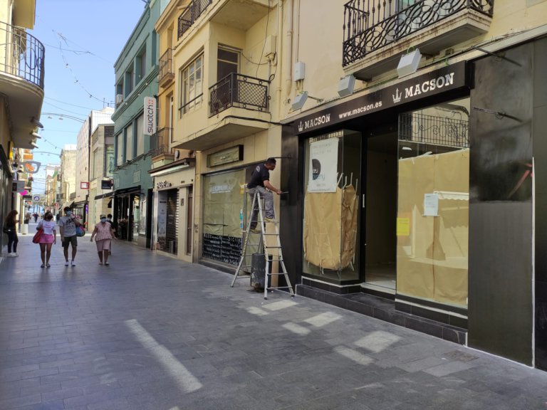 Obriran dues noves botigues de roba al Carrer de Mar
