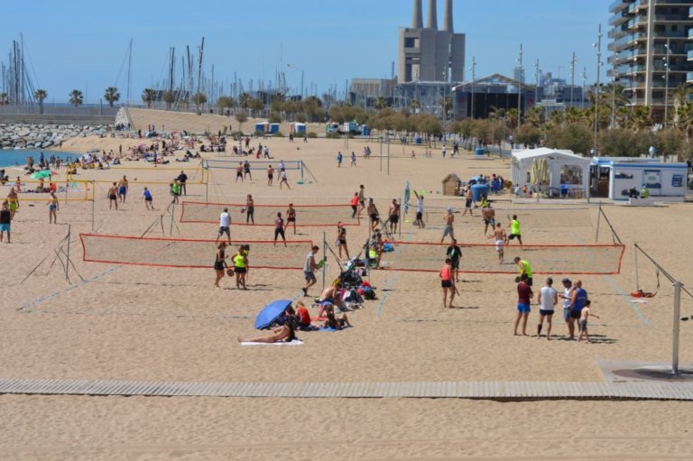 Beach Tennis Badalona: pala, platja i diversió entre amics al Pont del Petroli
