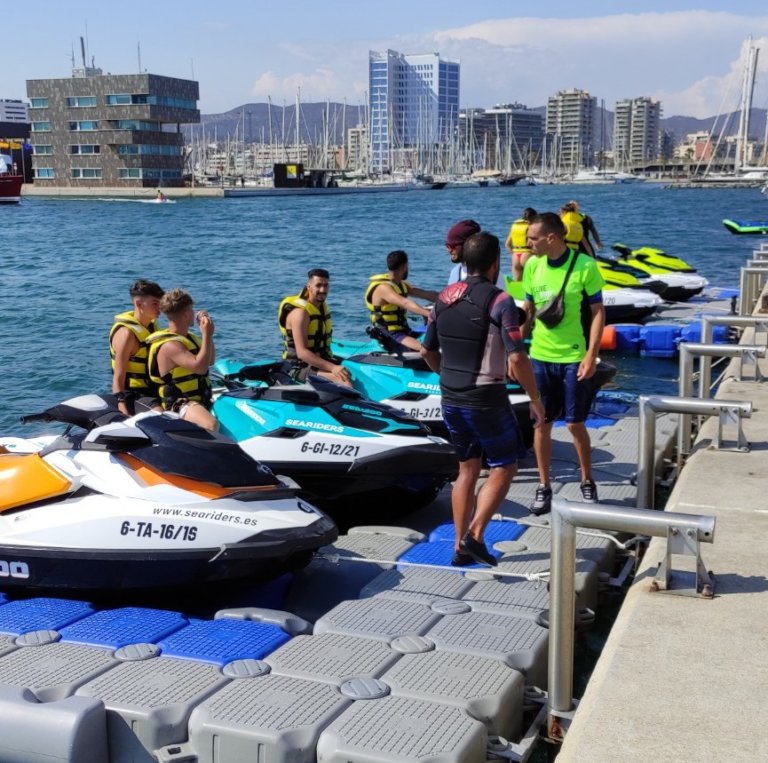 Adrenalina a l’aigua: Al Port de Badalona pots gaudir d’activitats aquàtiques