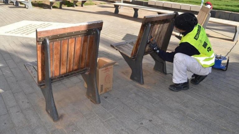 Els bancs de la rambla segueixen en mal estat
