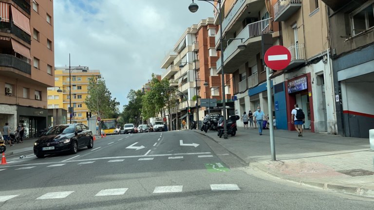Comencen les obres per modificar els carrils entre Francesc Layret i Riera Matamoros