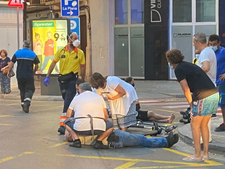 Un patinet atropella a un home i el deixa crític