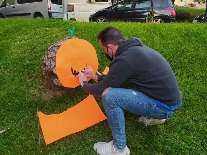 Veïns de Pomar creen un tronc carabassa al carrer per celebrar Halloween