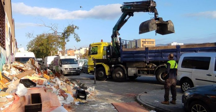 Els propietaris del passatge que es troba en la continuació del carrer de les Cosidores han retirat les escombraries que hi havia a la zona.