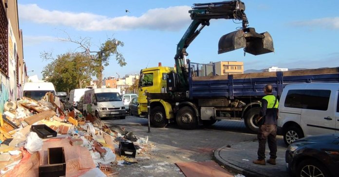 Els propietaris del passatge que es troba en la continuació del carrer de les Cosidores han retirat les escombraries que hi havia a la zona. Els propietaris del passatge que es troba en la continuació del carrer de les Cosidores han retirat les escombraries que hi havia a la zona.
