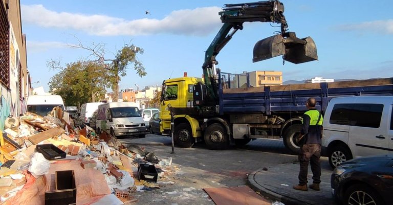 El carrer de les Cosidores deixa de ser un abocador d’escombraries 