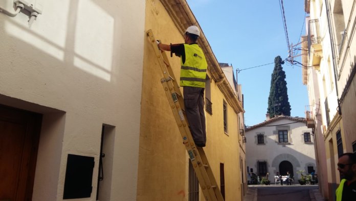 Comença el desplegament de la xarxa de fibra òptica al barri de Dalt la Vila  