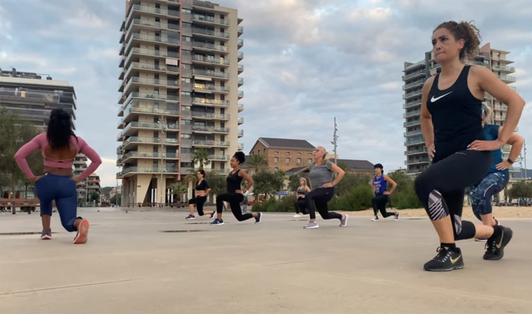 Alliberar estrès amb exercicis matinals a la Platja del Coco