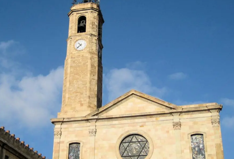 Roben l’almoina i la ràdio per emetre la missa a l’església de Santa Maria