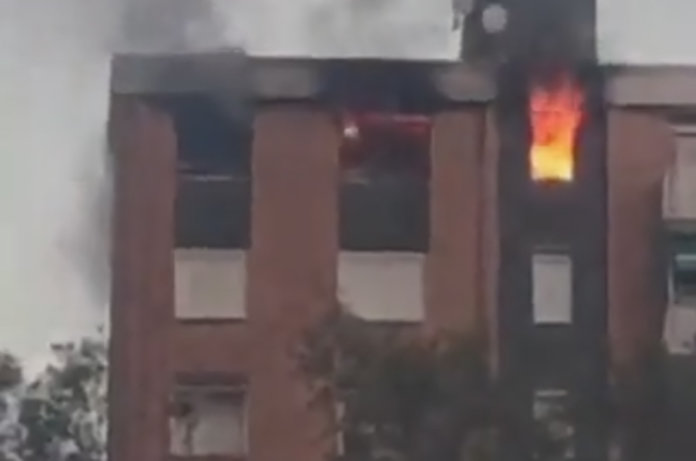 L'incendi ha ocasionat una víctima mortal, ja que un home s'ha precipitat des del balcó de l'habitatge mentre l'incendi avançava I BCN Legends