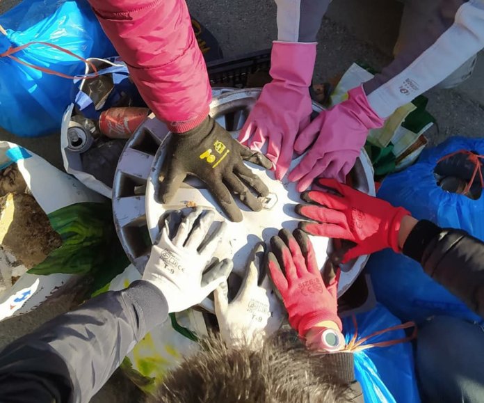 En només una hora, els voluntaris van recollir més de 17 bosses plenes de brossa als voltants de Can Ruti i del berenador / Foto: Grup Facebook Limpiamos la Montaña.