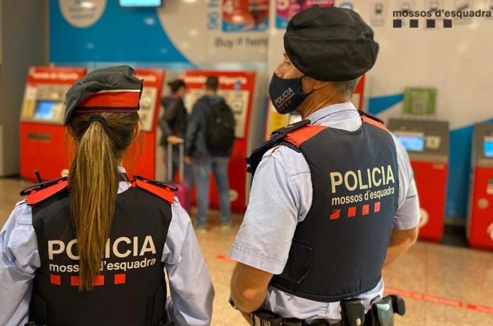 Els 12 detinguts sumen 152 antecedents policials i són de nacionalitat romanesa. Les detencions s'han efectuat a Badalona i altres municipis. Els 12 detinguts sumen 152 antecedents policials i són de nacionalitat romanesa. Les detencions s'han efectuat a Badalona i altres municipis.