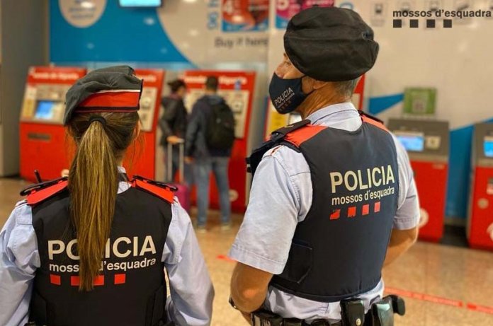 Els 12 detinguts sumen 152 antecedents policials i són de nacionalitat romanesa. Les detencions s'han efectuat a Badalona i altres municipis.