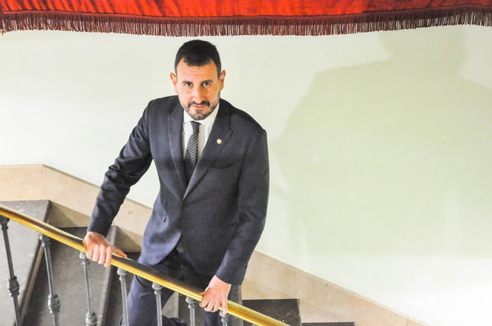 Rubén Guijarro ens presenta el projecte del futur govern de Badalona i anuncia les primeres mesures urgent que s'adoptaran. Rubén Guijarro ens presenta el projecte del futur govern de Badalona i anuncia les primeres mesures urgent que s'adoptaran.