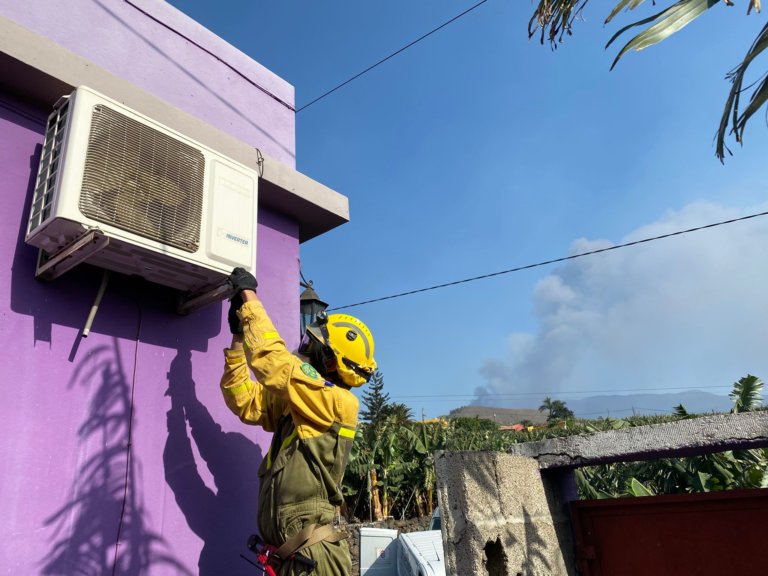 Jordi Gil, un badaloní voluntari ajudant els afectats pel volcà de la Palma