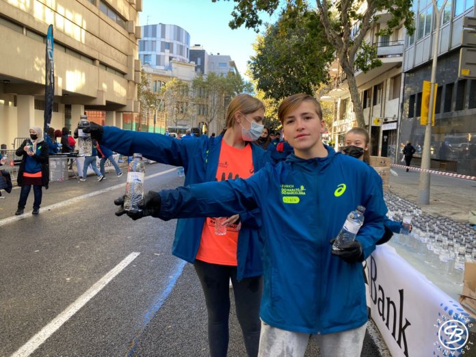 78 alumnes del Badalonès ajuden als corredors de la Marató de Barcelona