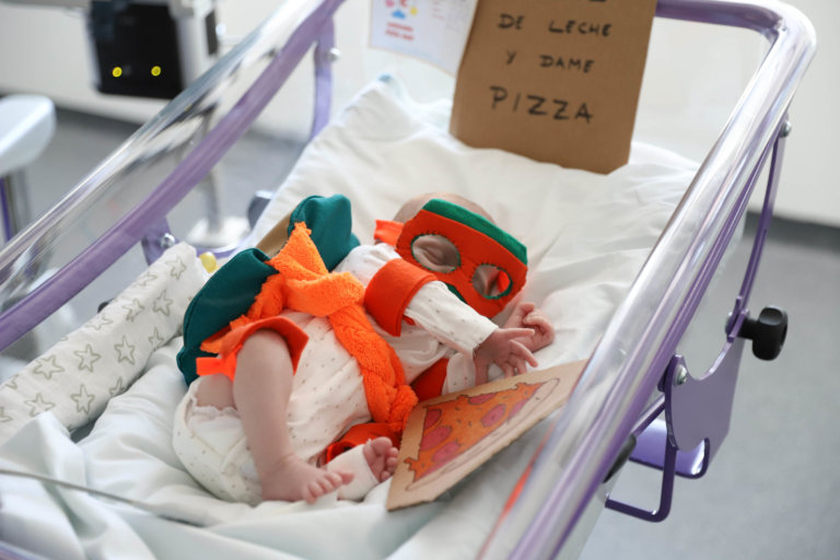 Can Ruti disfressa els nadons per celebrar el Dia Mundial de l’Infant Prematur