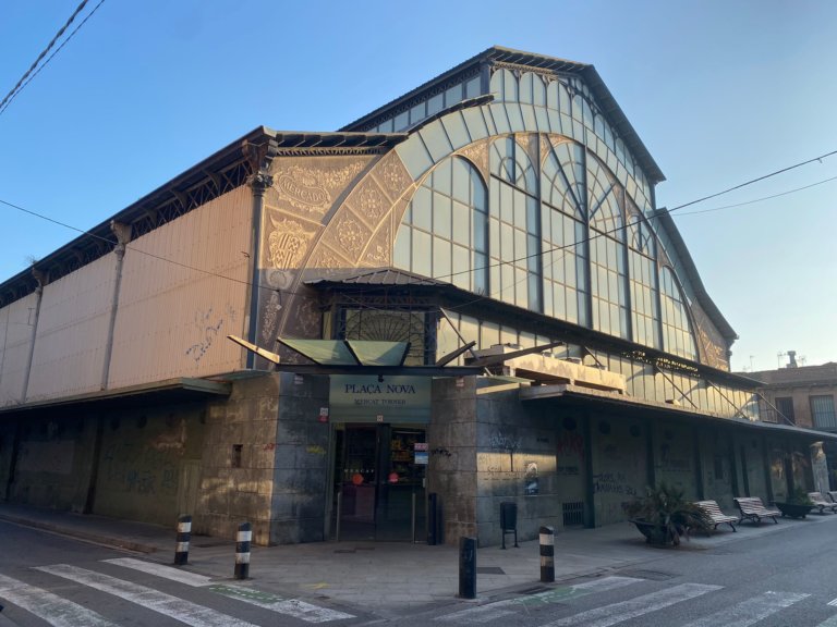 L’aigua cau dels sostres de les parades al Mercat de Torner