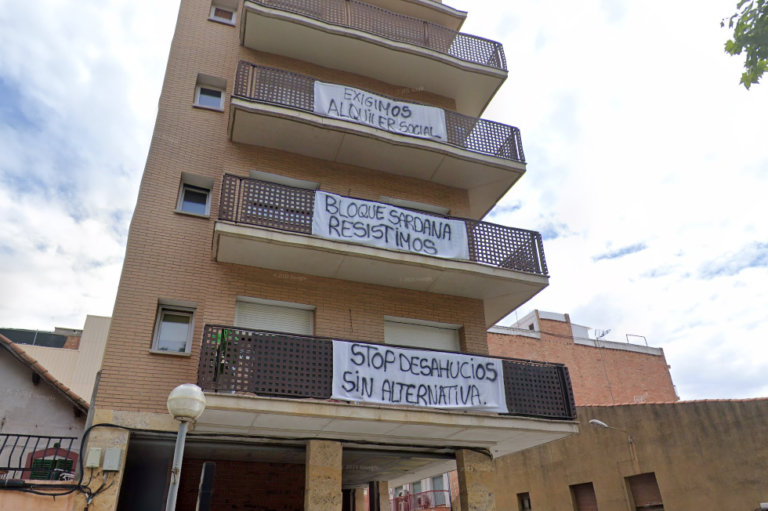 Cinc famílies desnonades en un bloc ocupat de Bufalà