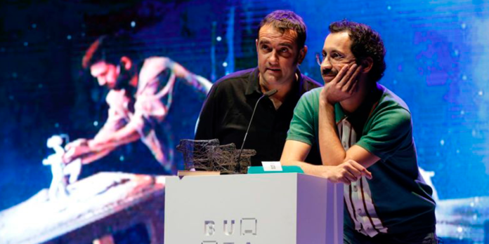 L’obra ‘Canto jo i la muntanya balla’ s’ha convertit en la gran triomfadora dels XXVII Premis Butaca en alçar-se amb vuit guardons. L’obra ‘Canto jo i la muntanya balla’ s’ha convertit en la gran triomfadora dels XXVII Premis Butaca en alçar-se amb vuit guardons.