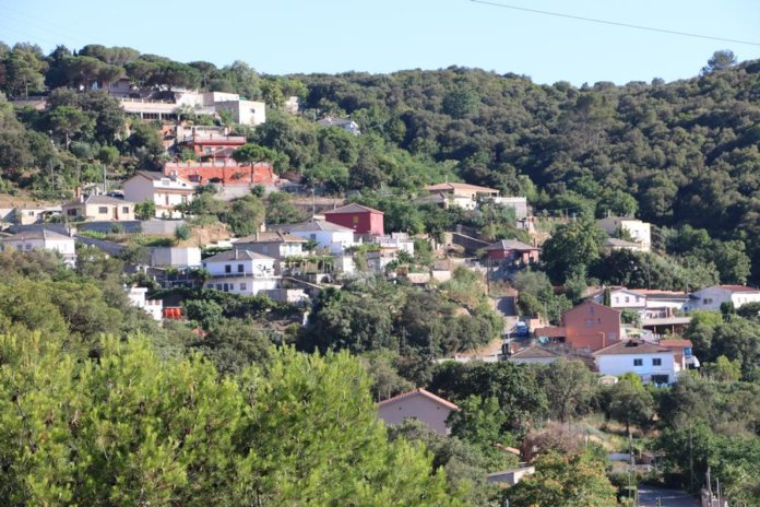 Famílies del Bosc d'en Vilaró han rebut notificacions conforme han d'enderrocar les seves llars i assumir el cost que això suposi.