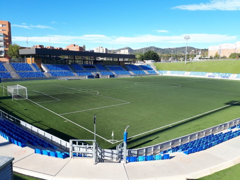 Tres grups lluiten per fer-se propietaris del CF Badalona