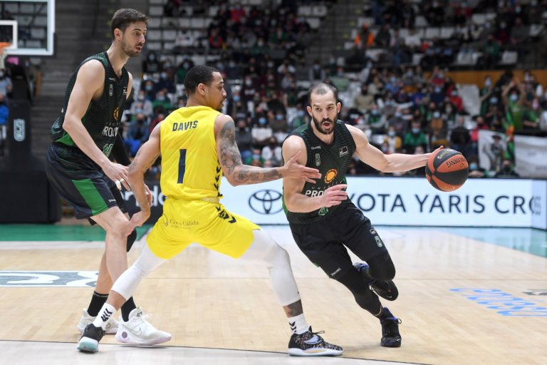 Tomic (i Davies) lidera el retorn contra el Murcia (83-77)