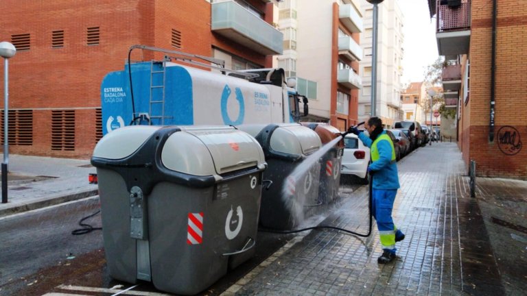 Badalona reforça la neteja dels entorns on hi ha afluència de persones  