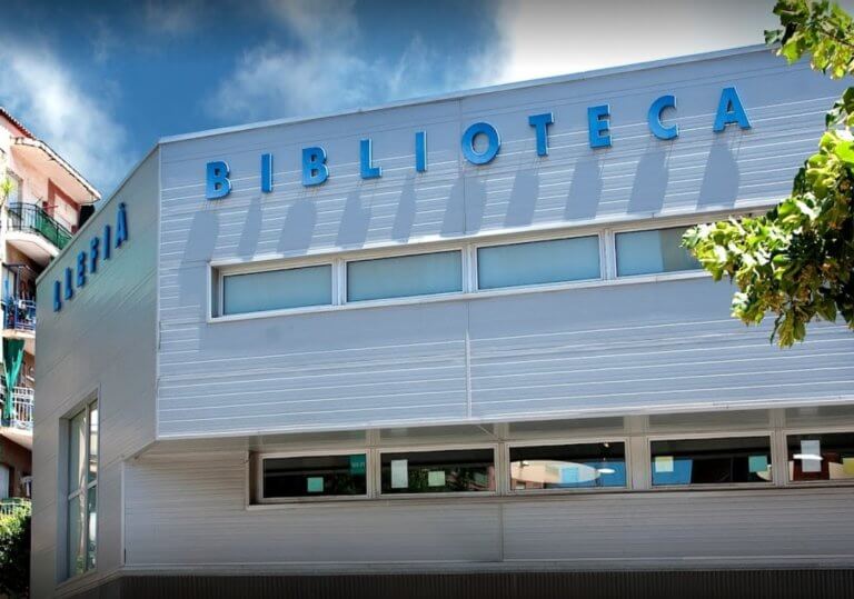 Un incendi en un aparcament afecta la Biblioteca de Llefià