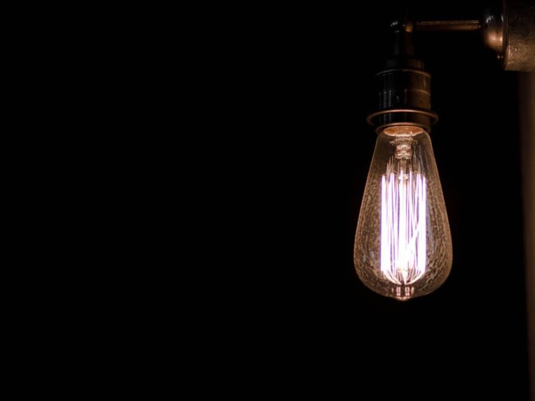 El preu de la llum passa de 383 euros a 96 euros en quatre dies
