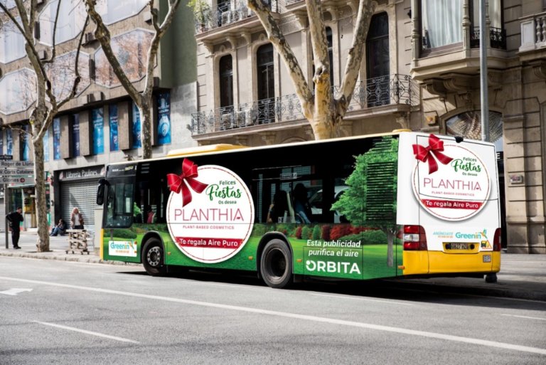 Arriben a Badalona els busos que purifiquen l’aire amb la seva publicitat