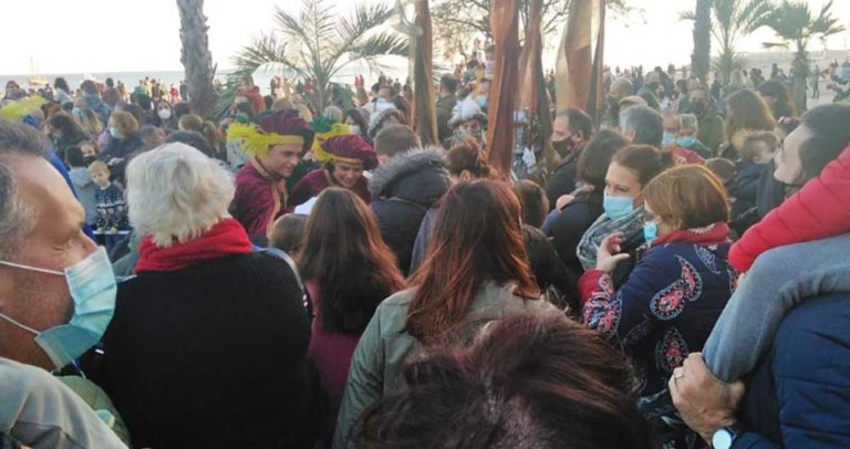 Els Reis i els patges, sense mascareta en la seva arribada a Badalona