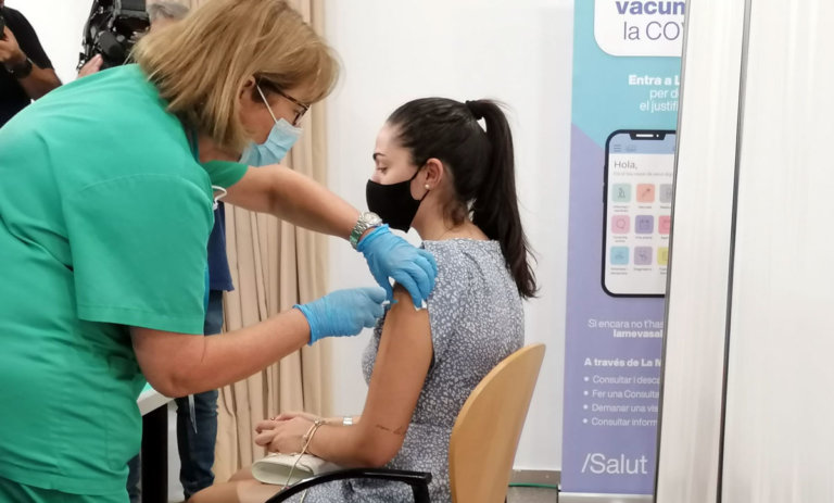 Tots els adults ja poden posar-se la tercera dosi si fa 5 mesos de la segona