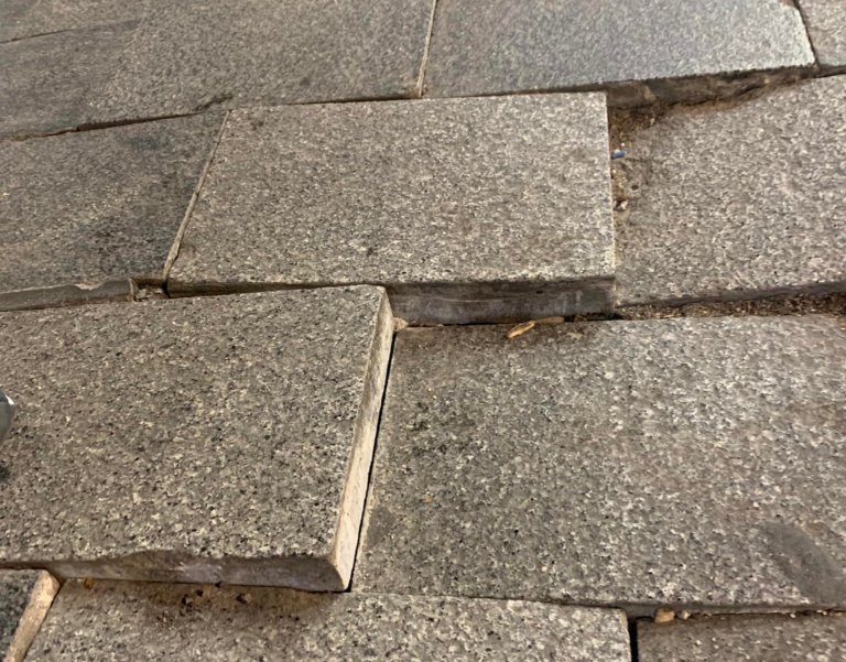 Perill de caiguda per un gran sot en el paviment del carrer del Mar