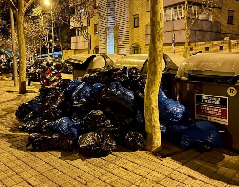 Denuncien acumulació de residus del Sociosanitari El Carme al carrer
