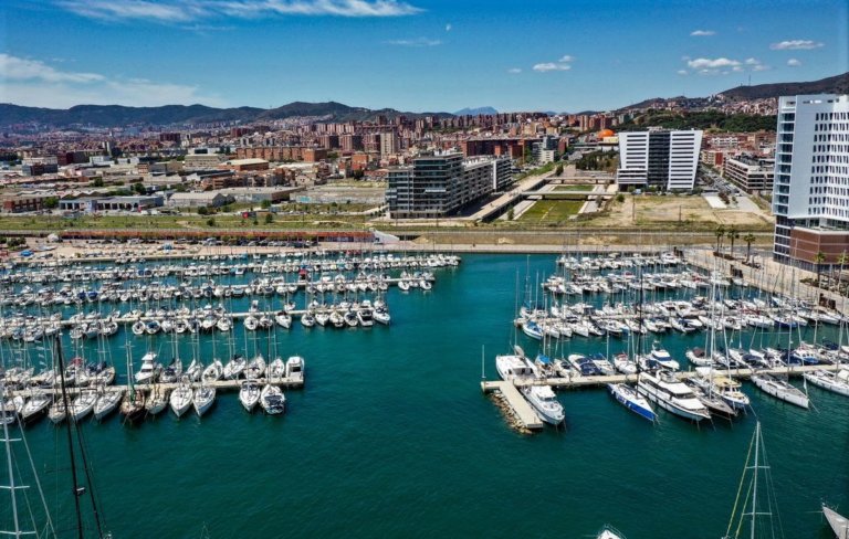 Vaixells de Badalona recullen residus del mar per transformar-los en nous productes