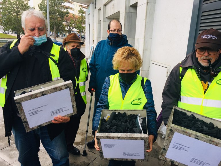 Veïns de Badalona envien carbó a les empreses energètiques