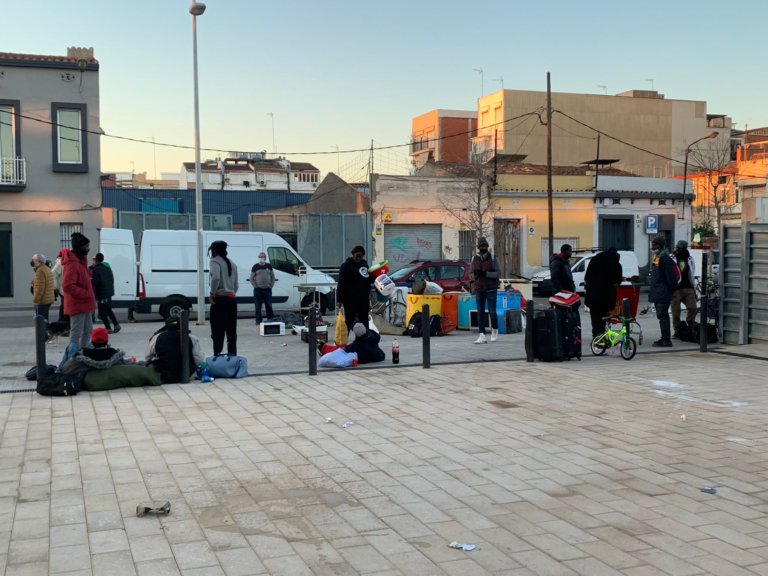 Encara hi ha 6 persones de la nau del Progrés que dormen al ras