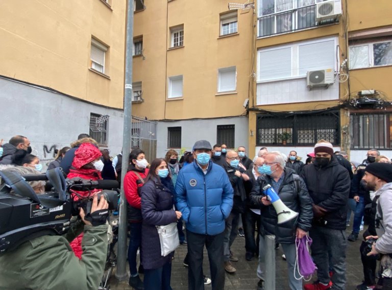 Sant Roc es mobilitza i atura un desnonament en un pis amb dos menors