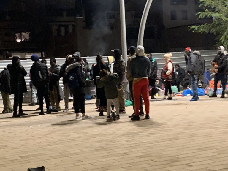 Part dels desallotjats de la nau dormen al ras a la plaça del Cotonifici