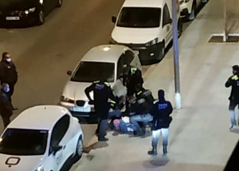Detingut un dels acampats a la plaça del Cotonifici