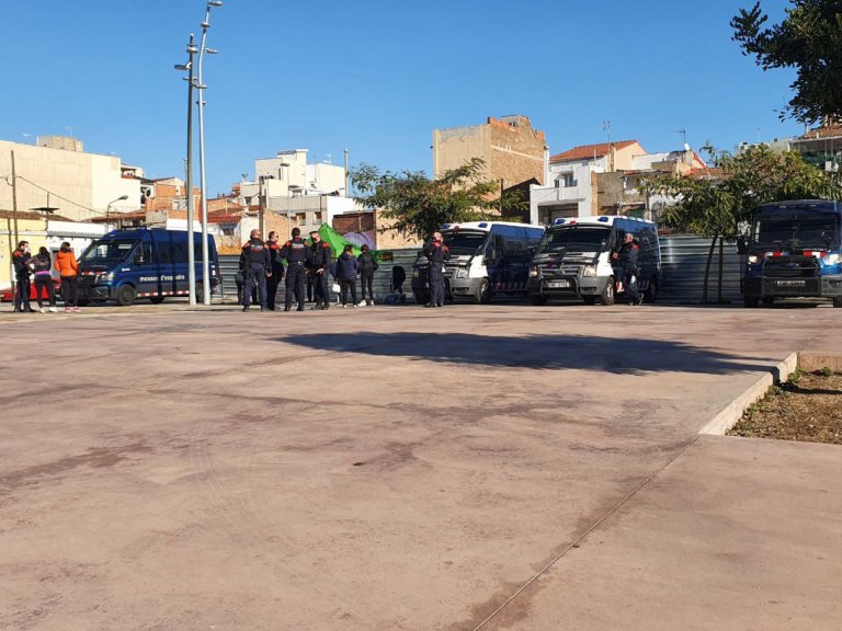 Tensió i cops de porra a la carpa de VOX muntada a la nau desallotjada