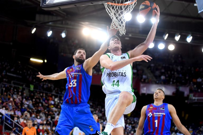 La Penya arriba amb vida al darrer quart però cau al Palau (99-84)