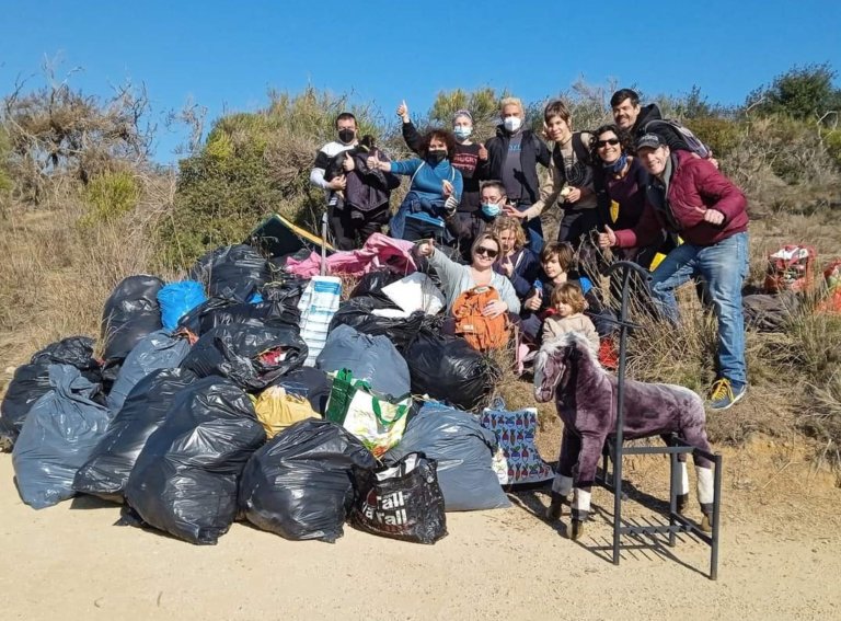 L’agrupació ‘Limpiamos la montaña’ neteja Sant Jeroni de la Murtra