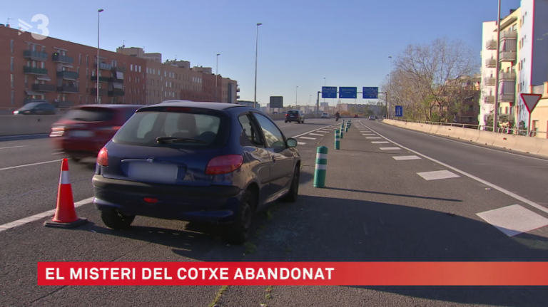El cotxe abandonat a l’autopista es fa viral a tot Catalunya
