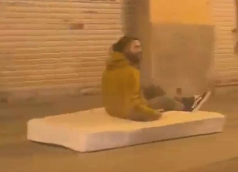 Un dels vídeos de l’any: el matalàs volador d’Aladdin arriba a Badalona