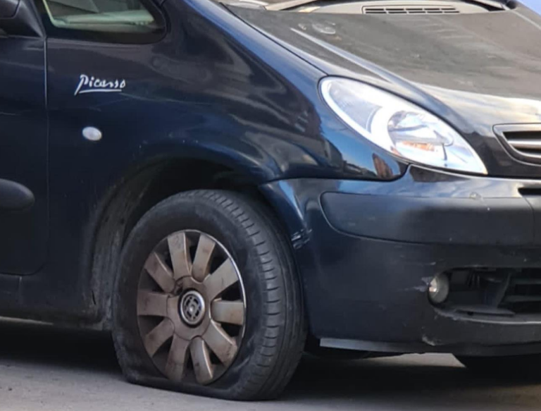 20 cotxes amb les rodes punxades a Coll i Pujol
