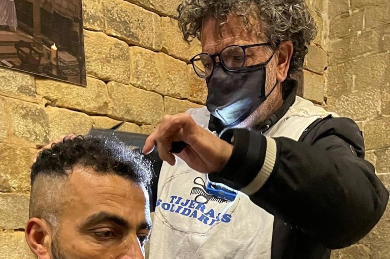 Tallar el cabell a sense sostre i de franc: la història de Tijeras Solidarias
