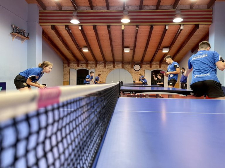 El CTT Badalona potencia el tennis taula amb la seva escola d’adults