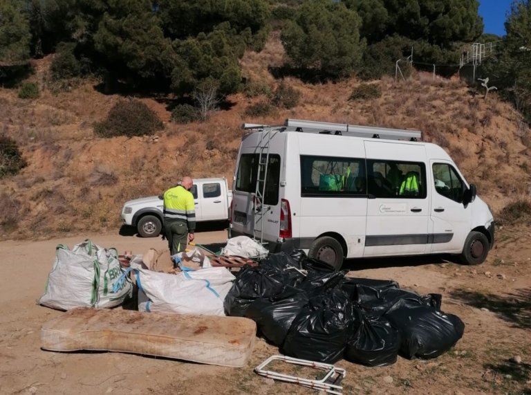 Retiren 9 metres cúbics de brossa a la Serralada de Marina